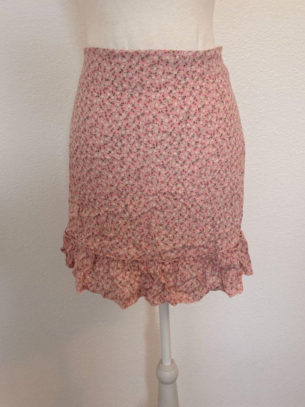 Brandy Melville pink floral ruffle mini skirt 🌸 (XXS–S)